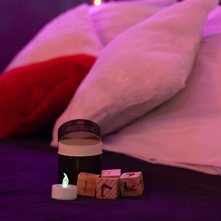 Love Room Avec Balneo Тулон Экстерьер фото