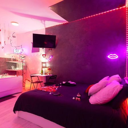 Love Room Avec Balneo Тулон Экстерьер фото