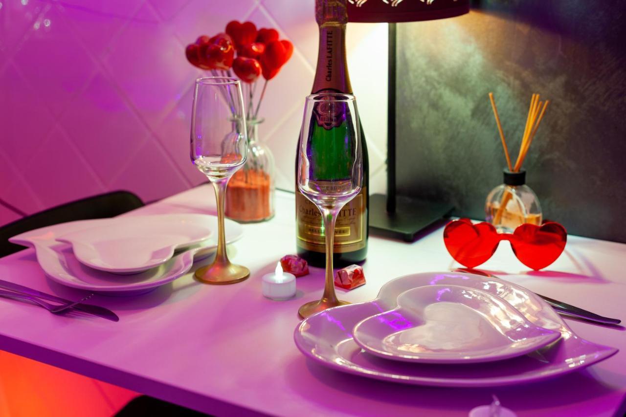 Love Room Avec Balneo Тулон Экстерьер фото