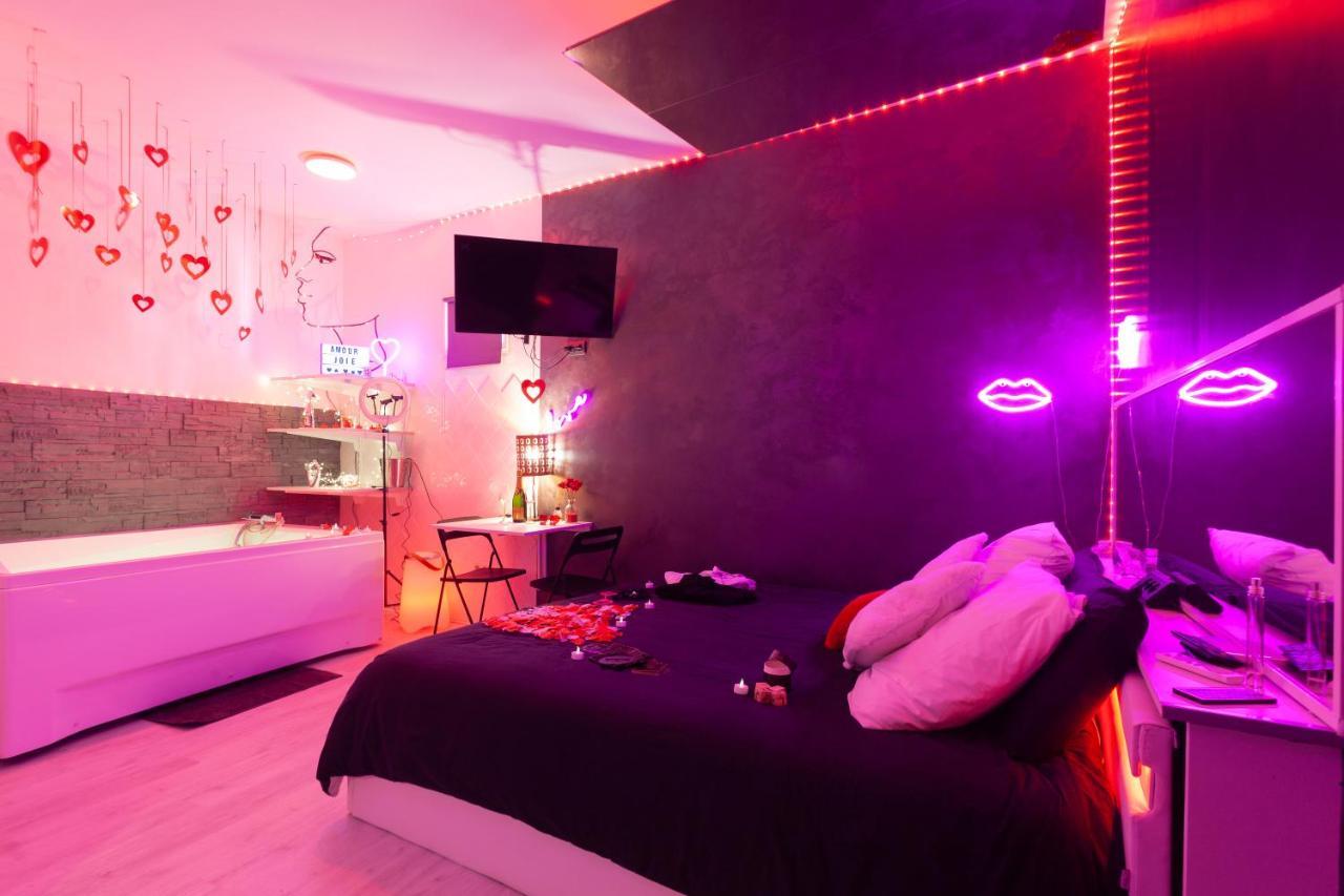 Love Room Avec Balneo Тулон Экстерьер фото