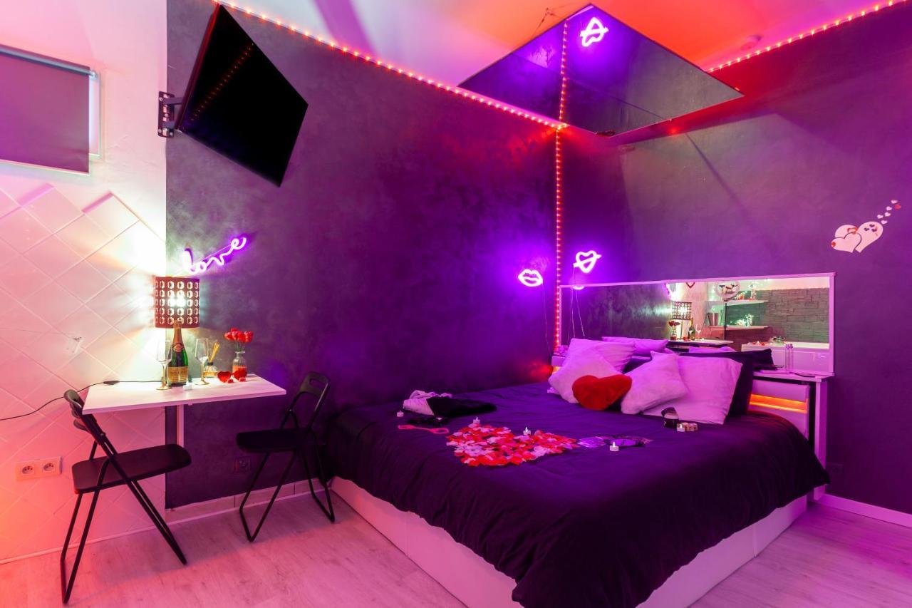 Love Room Avec Balneo Тулон Экстерьер фото