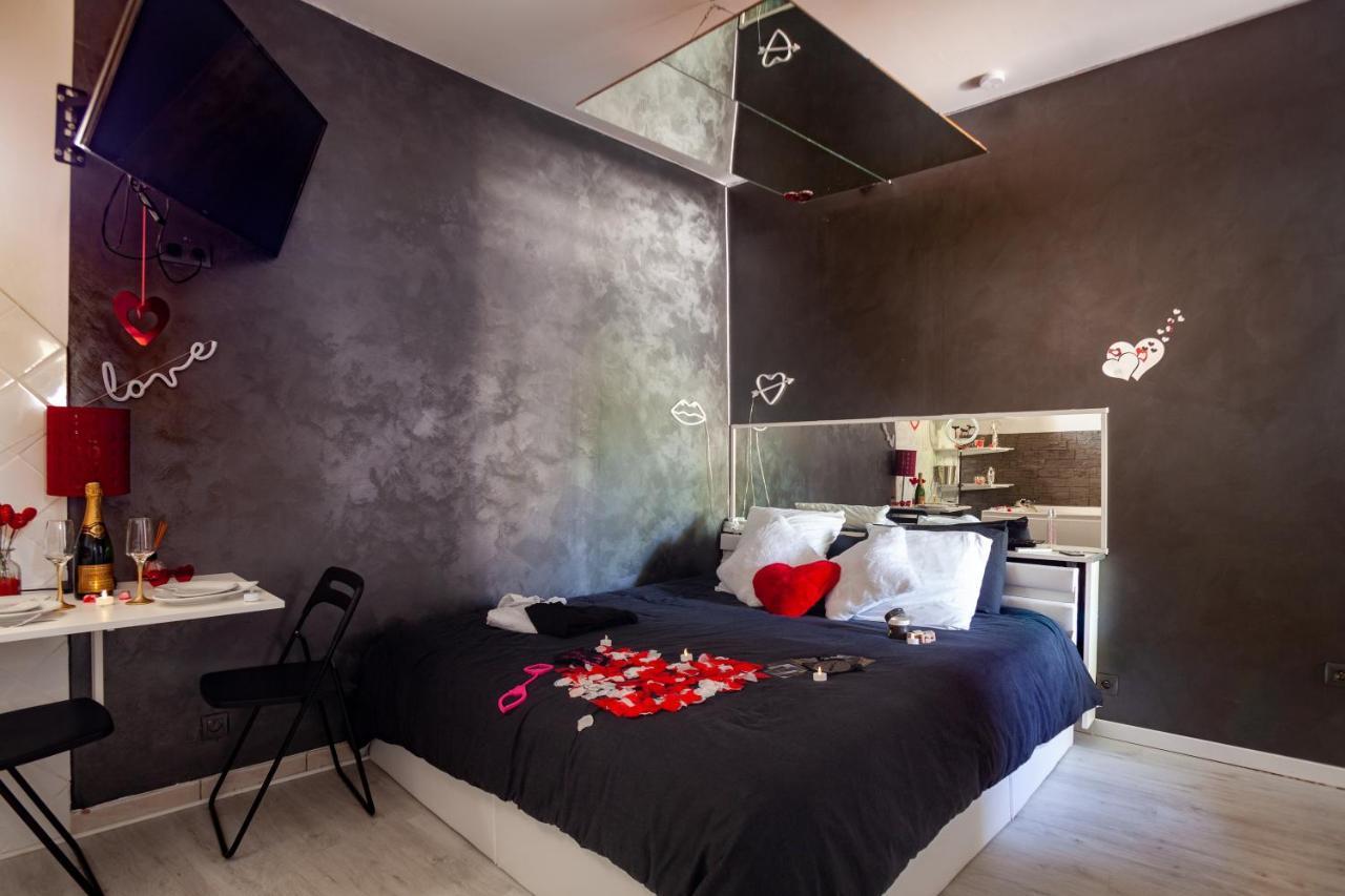 Love Room Avec Balneo Тулон Экстерьер фото
